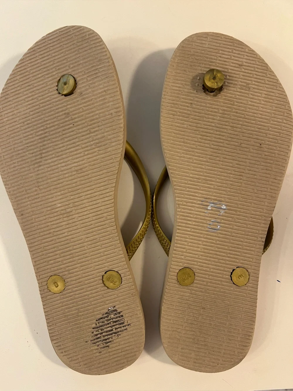 Havaianas Slim Flip Flops in Gold and Tan Sz 6